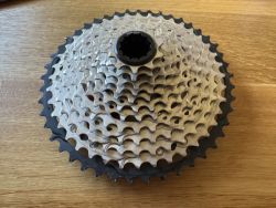 Kazeta SHIMANO SLX 12s 10-45T - v podstatě nová, cena včetně dopravy do Z-BOXU (CS-M7100 typ)