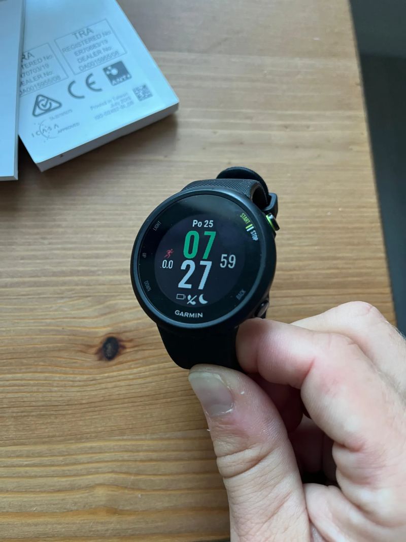 PRODÁM GPS hodinky Garmin Forerunner 45 - černé