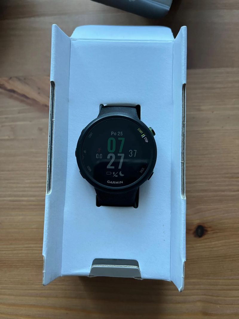 PRODÁM GPS hodinky Garmin Forerunner 45 - černé