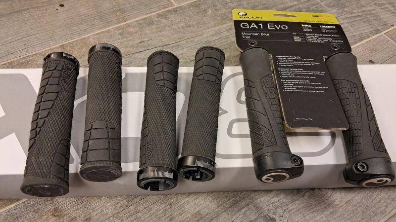 SQlab sedla řidítka gripy
