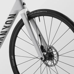 Zapletená kola DT Swiss (650c/700c) z Canyon Ultimate, velmi dobrý stav včetně pláštů Schwalbe