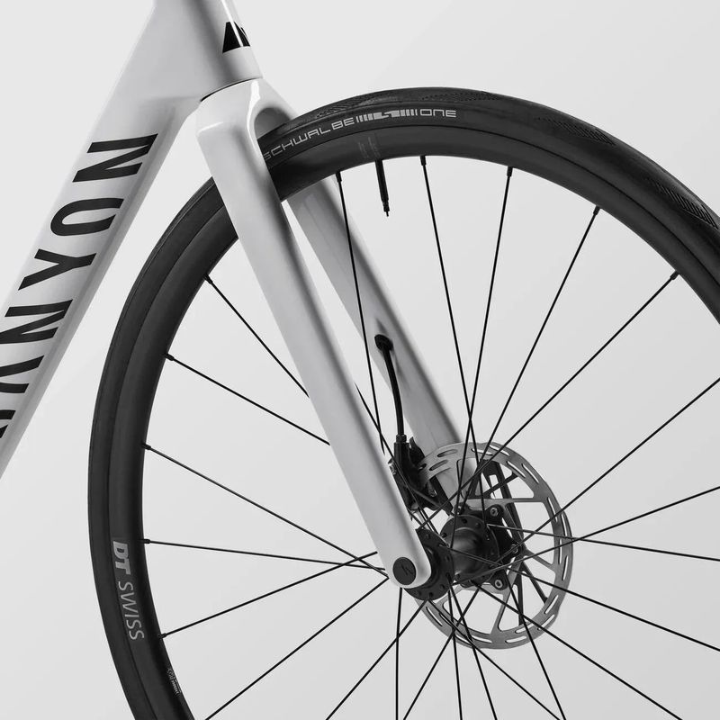 Zapletená kola DT Swiss (650c/700c) z Canyon Ultimate, velmi dobrý stav včetně pláštů Schwalbe