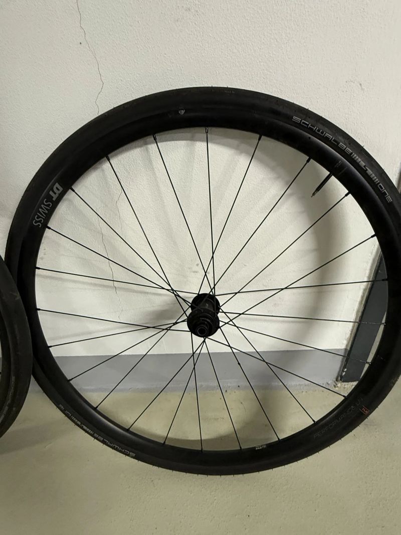 Zapletená kola DT Swiss (650c/700c) z Canyon Ultimate, velmi dobrý stav včetně pláštů Schwalbe