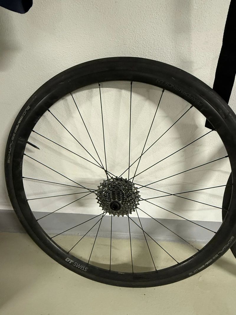 Zapletená kola DT Swiss (650c/700c) z Canyon Ultimate, velmi dobrý stav včetně pláštů Schwalbe