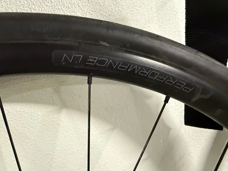 Zapletená kola DT Swiss (650c/700c) z Canyon Ultimate, velmi dobrý stav včetně pláštů Schwalbe