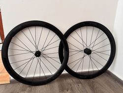 Bontrager Aeolus Comp 5 TLR - karbonová kola 50 mm (kombinace karbon + slitina)
