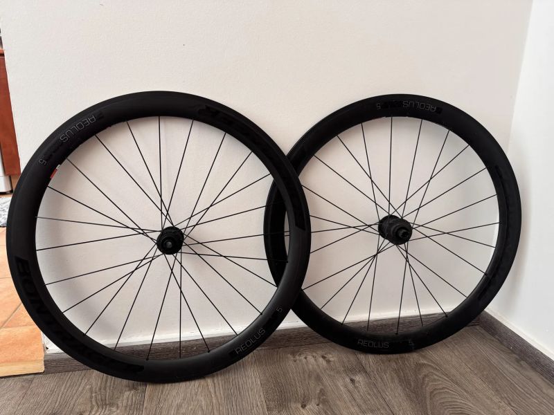 Bontrager Aeolus Comp 5 TLR - karbonová kola 50 mm (kombinace karbon + slitina)