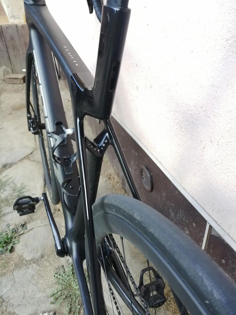 Trek Madone SL6 AXS Velikost M (162-173cm)
