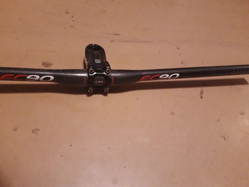 XC karbonová řídítka s představcem