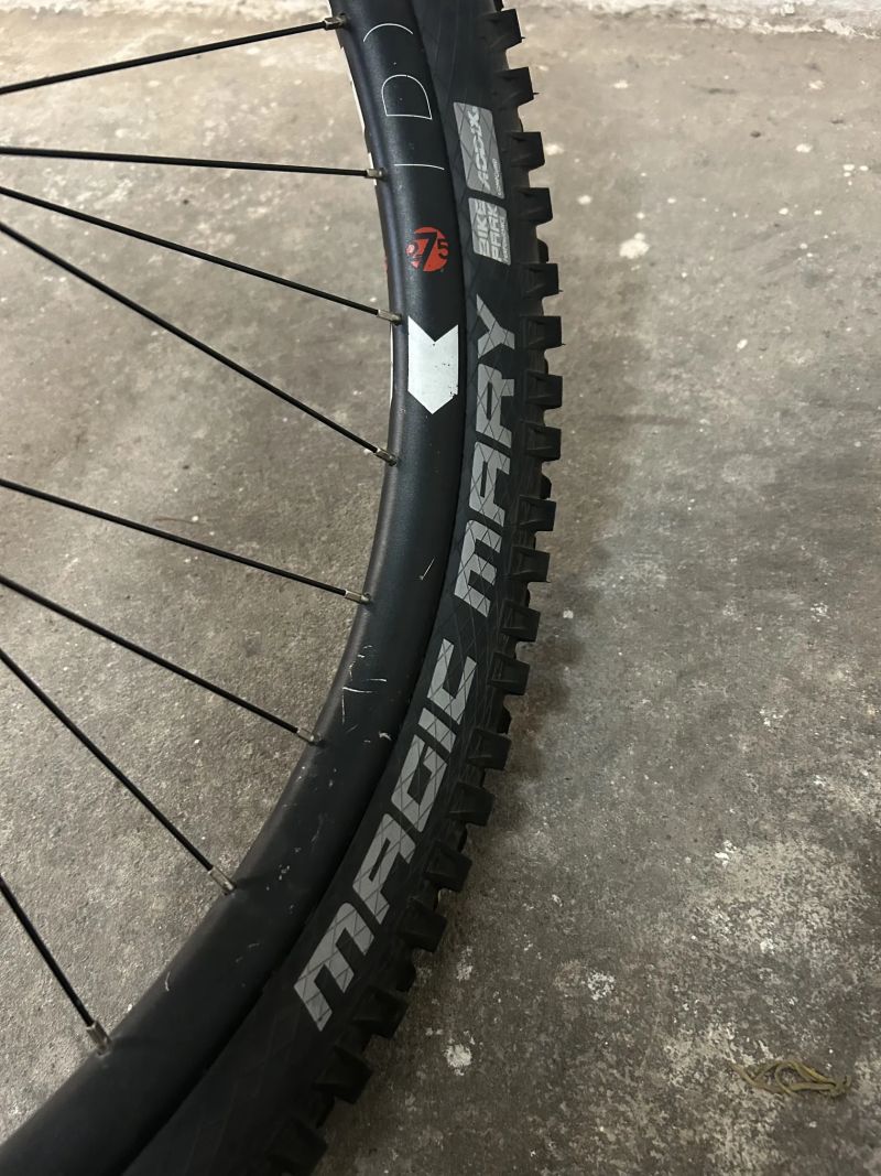 Prodám Přední kolo Novatec Demon 27.5