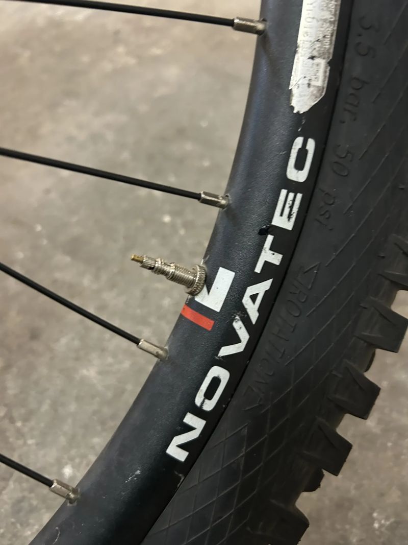 Prodám Přední kolo Novatec Demon 27.5