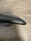 Sedlo Fizik Vento Argo R1 s karbonovymi lyžinami 140mm