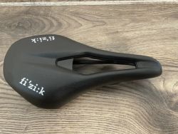 Sedlo Fizik Vento Argo R1 s karbonovymi lyžinami 140mm