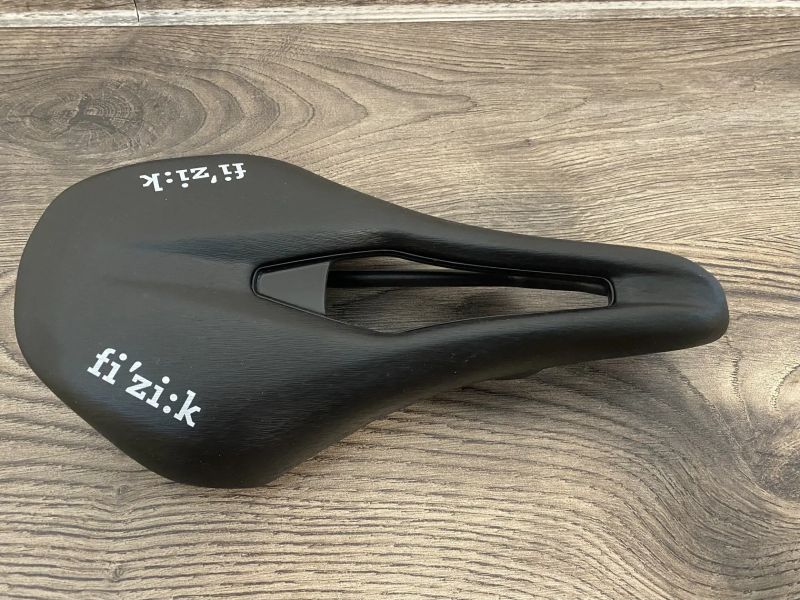 Sedlo Fizik Vento Argo R1 s karbonovymi lyžinami 140mm