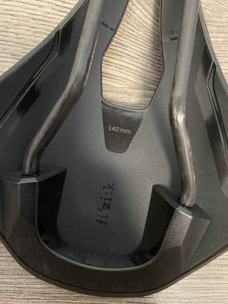 Sedlo Fizik Vento Argo R1 s karbonovymi lyžinami 140mm