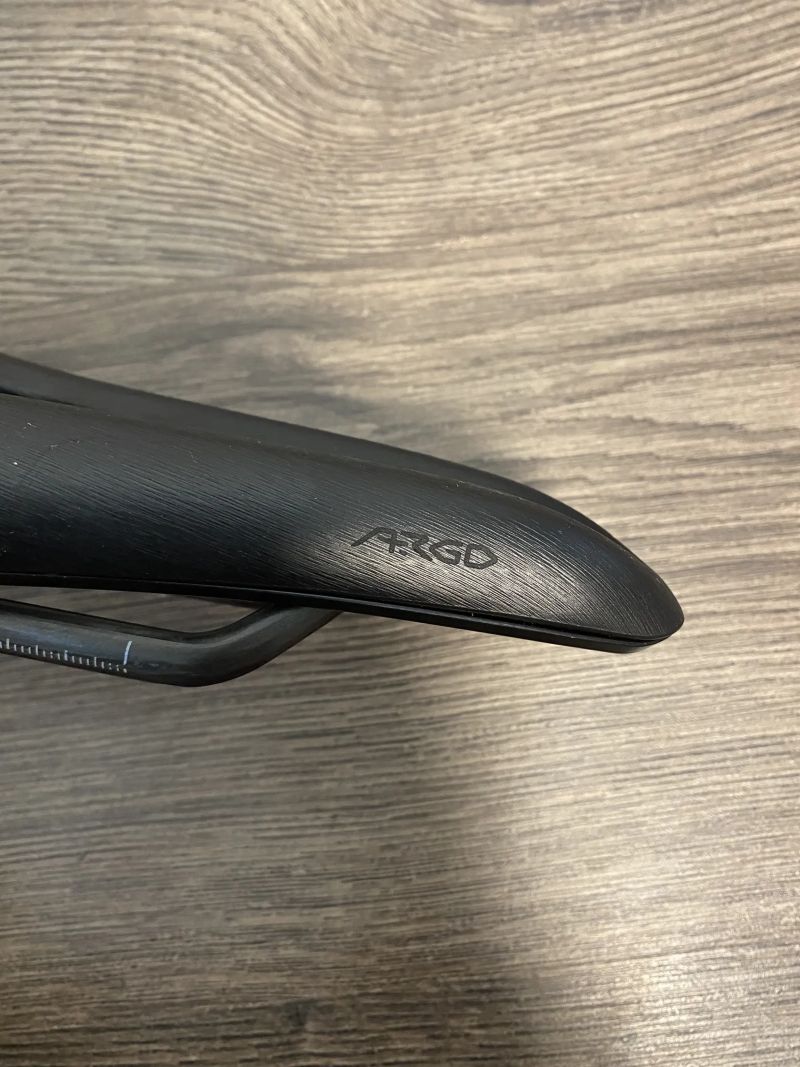 Sedlo Fizik Vento Argo R1 s karbonovymi lyžinami 140mm