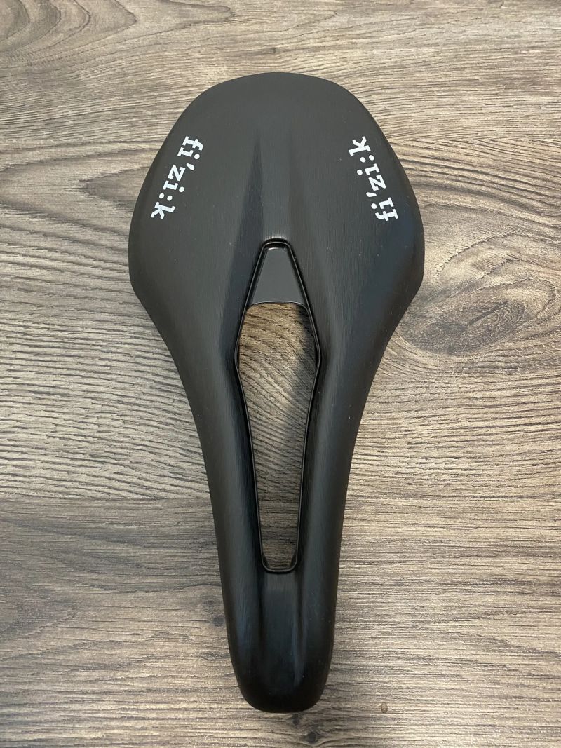 Sedlo Fizik Vento Argo R1 s karbonovymi lyžinami 140mm