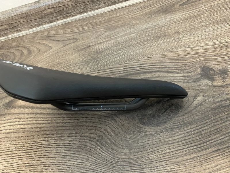 Sedlo Fizik Vento Argo R1 s karbonovymi lyžinami 140mm