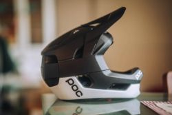 POC Otocon Race Mips přilba Hydrogen White/Uranium Black Matt