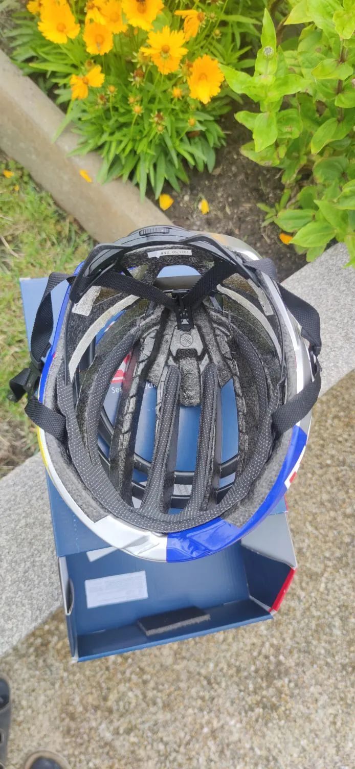 Abus Aventor v RedBull designu