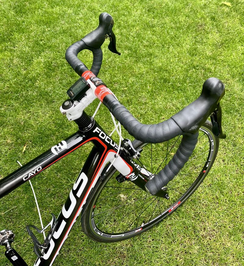 Silniční celokarbonovéy kolo FOCUS Cayo, XL, Ueltegra