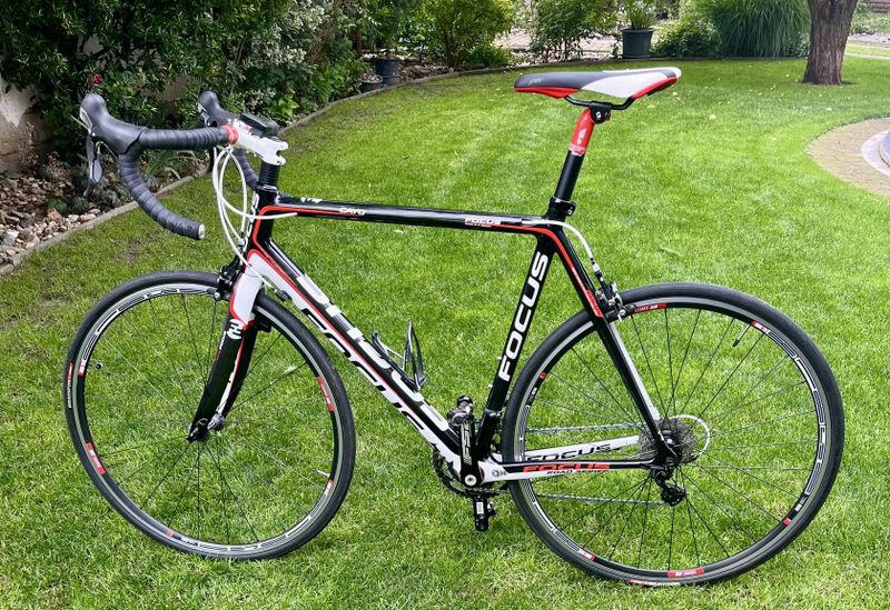 Silniční celokarbonovéy kolo FOCUS Cayo, XL, Ueltegra