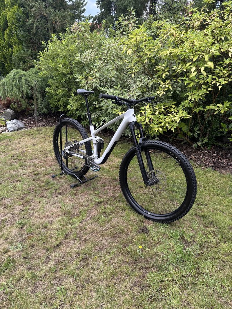 Cube stereo one55 race