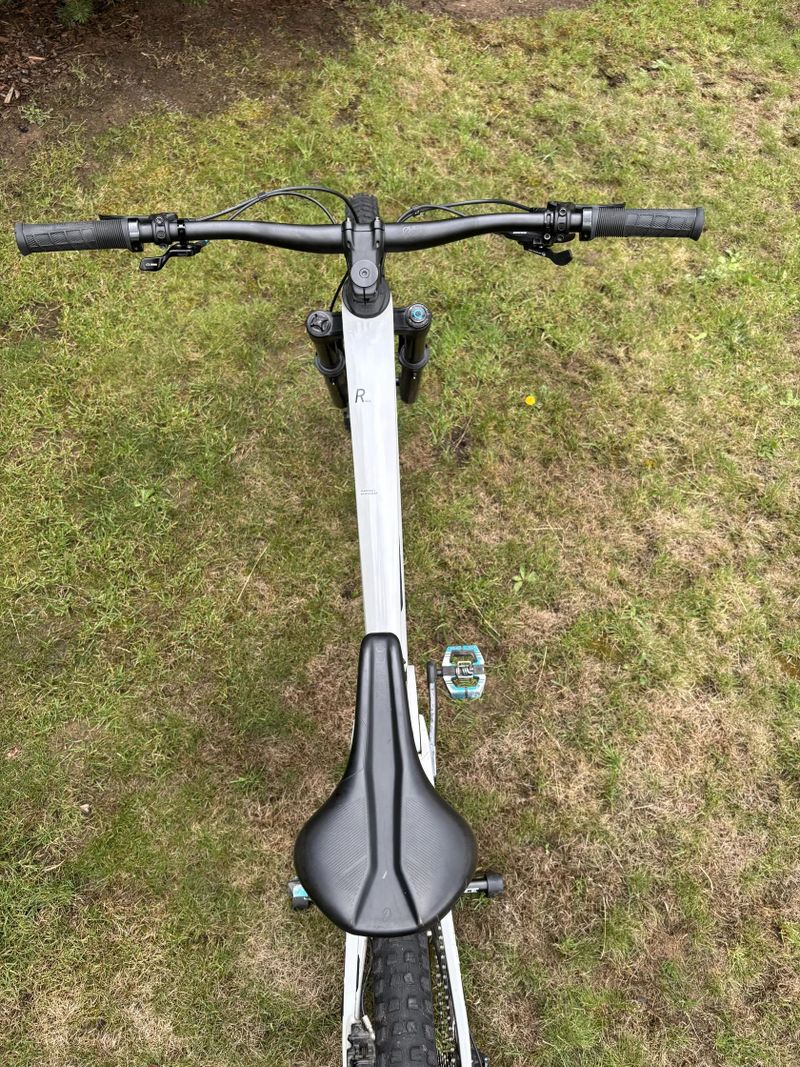 Cube stereo one55 race