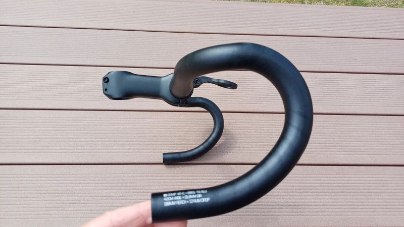 Silniční řídítka s představcem Bontrager Comp VR-C