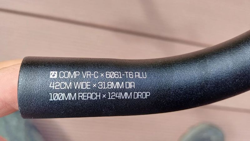 Silniční řídítka s představcem Bontrager Comp VR-C