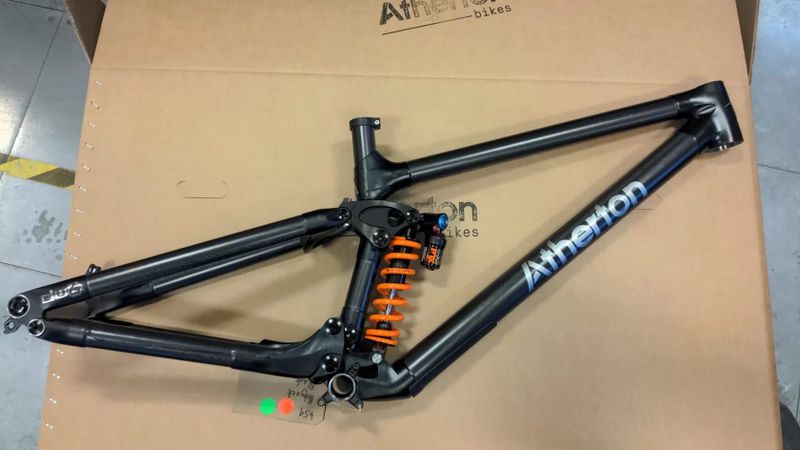 Atherton AM.200M velikost 8 mulet karbon/titan