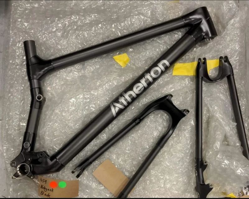 Atherton AM.200M velikost 8 mulet karbon/titan