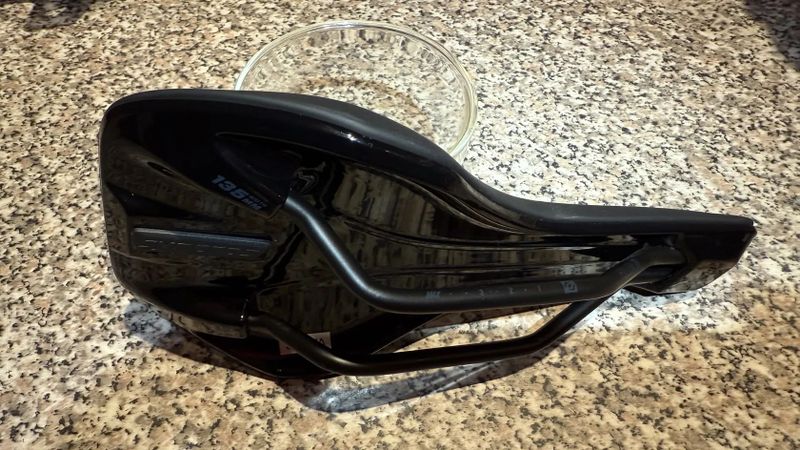 Sedlo Syncros Tofino R 1.5, se středovým prolisem