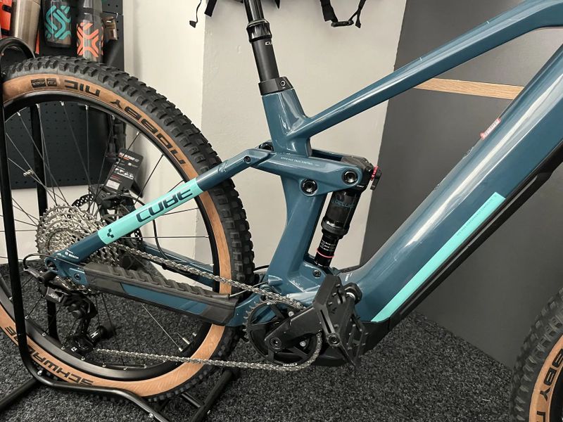 CUBE Stereo Hybrid 140 HPC RACE 625 vel.M 2022 KARBON
