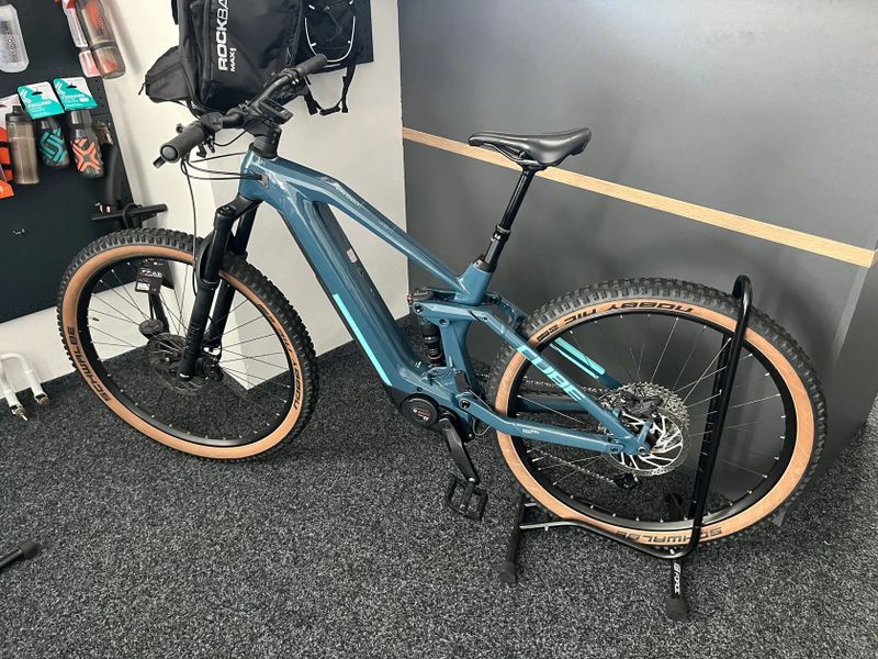 CUBE Stereo Hybrid 140 HPC RACE 625 vel.M 2022 KARBON