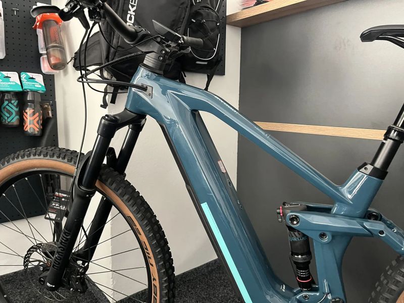 CUBE Stereo Hybrid 140 HPC RACE 625 vel.M 2022 KARBON