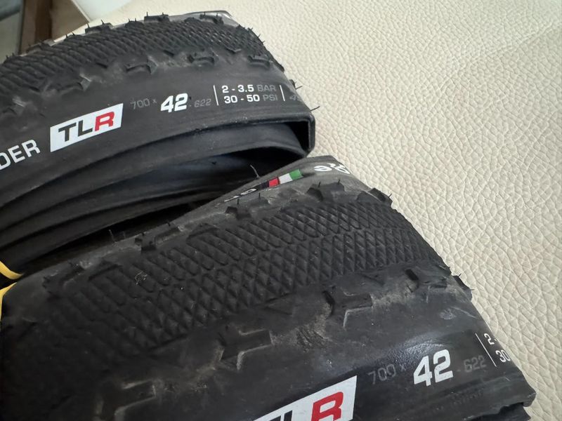2ks TOP Gravel plášťů CHALLENGE GRAVEL GRINDER TLR 42, kevlar 120 TPI
