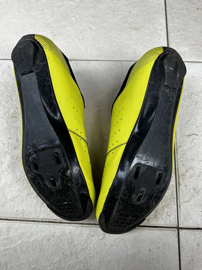 Silniční tretry Shimano + kufry a pedály 