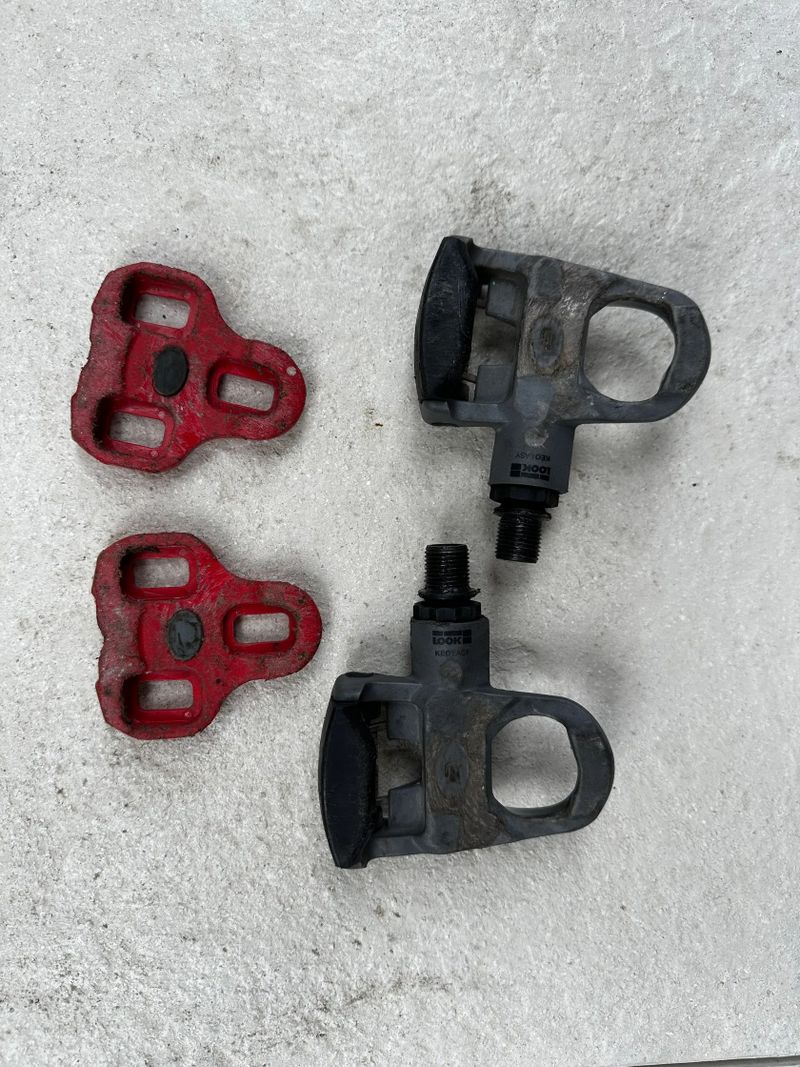 Silniční tretry Shimano + kufry a pedály 