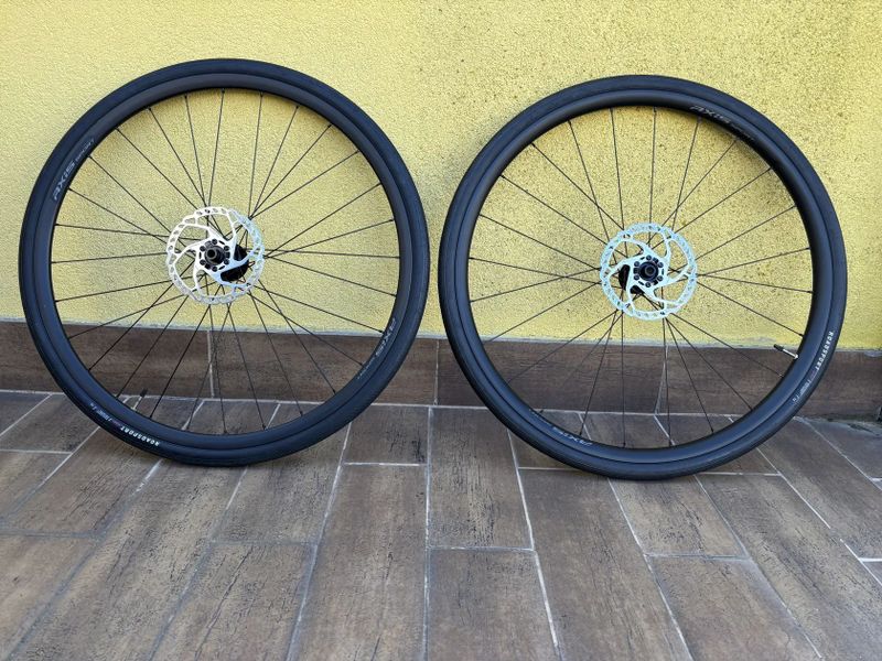 Silniční kola Axis Sport s plášti a kotouči.