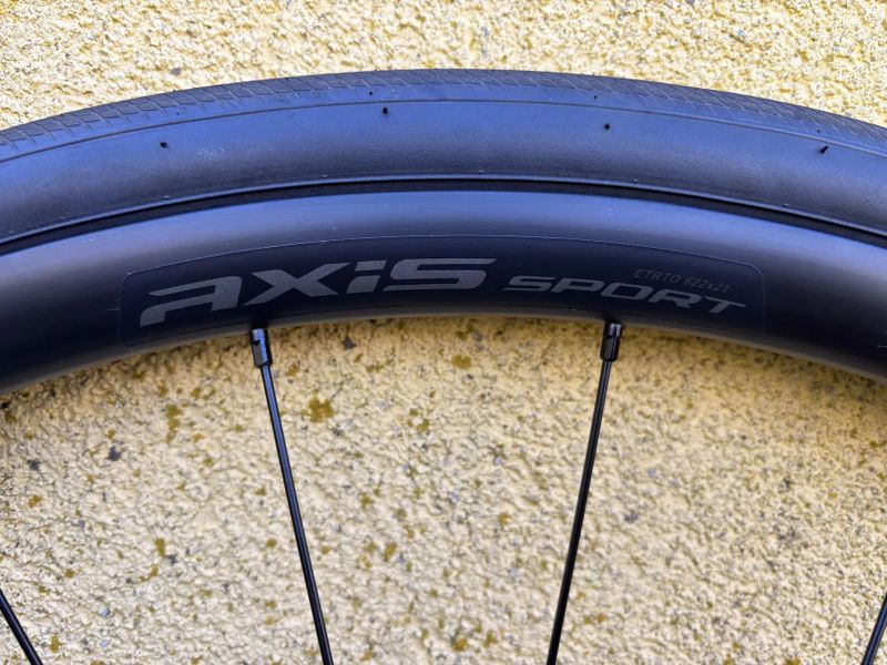 Silniční kola Axis Sport s plášti a kotouči.