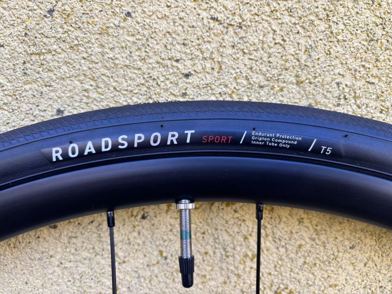 Silniční kola Axis Sport s plášti a kotouči.