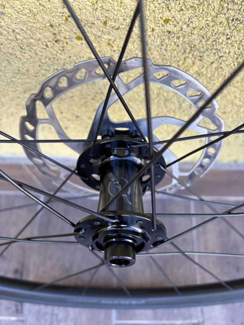 Silniční kola Axis Sport s plášti a kotouči.