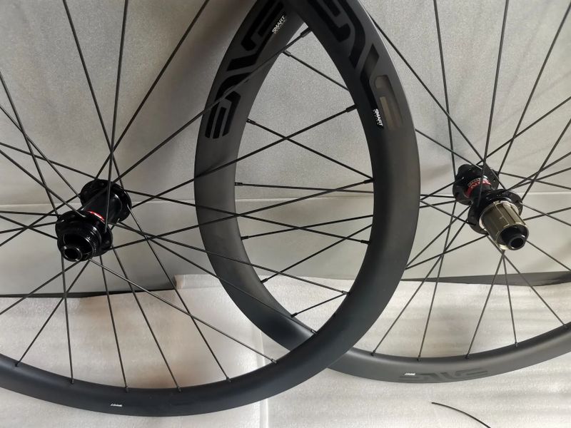 karbonové diskové výplety s Novatek náboji, Shimano ořech