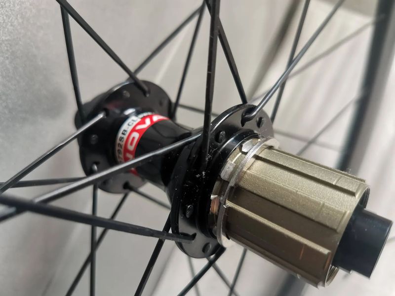 karbonové diskové výplety s Novatek náboji, Shimano ořech