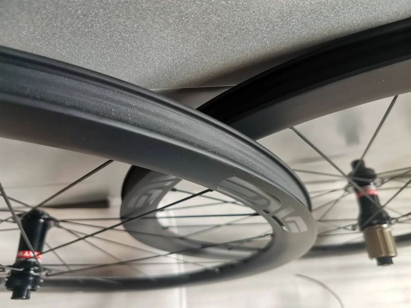 karbonové diskové výplety s Novatek náboji, Shimano ořech