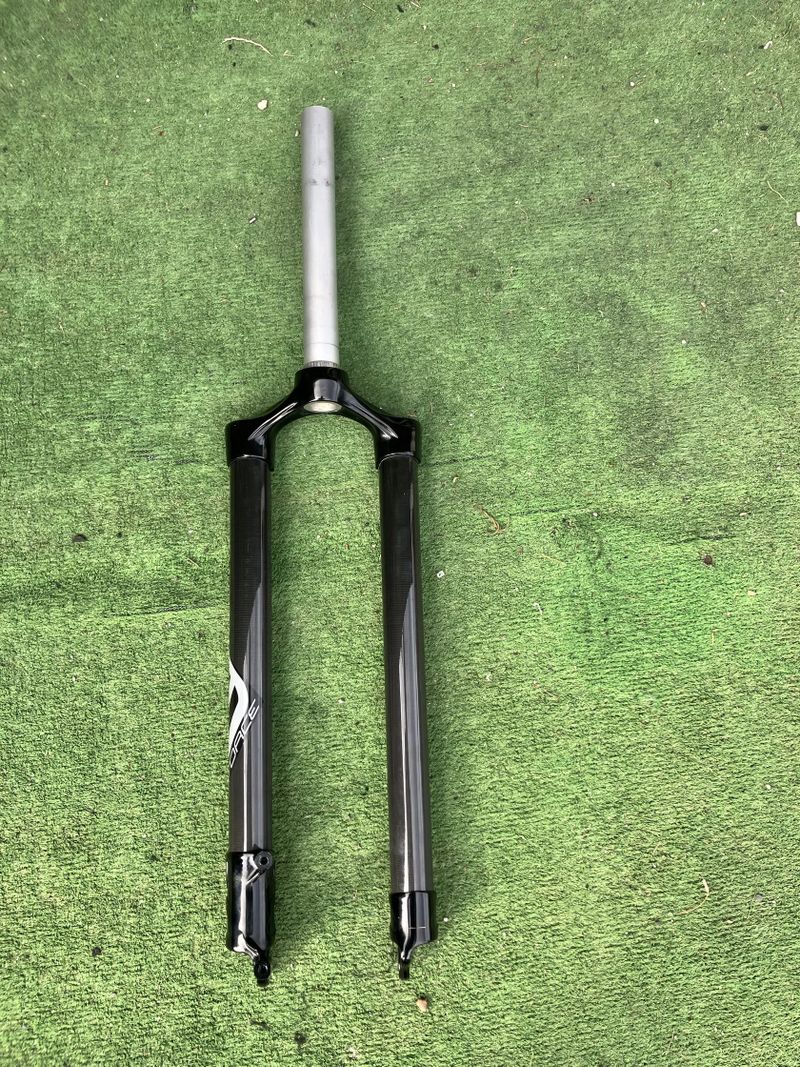 Karbonová MTB vidlice Force 27,5/29 palců