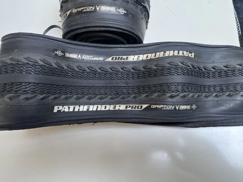 2 ks Gravel plášťů SPECIALIZED Pathfinder PRO 700 x 38