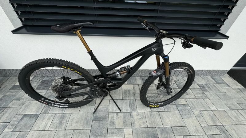 YT Capra Pro Race Black Magic L 2020