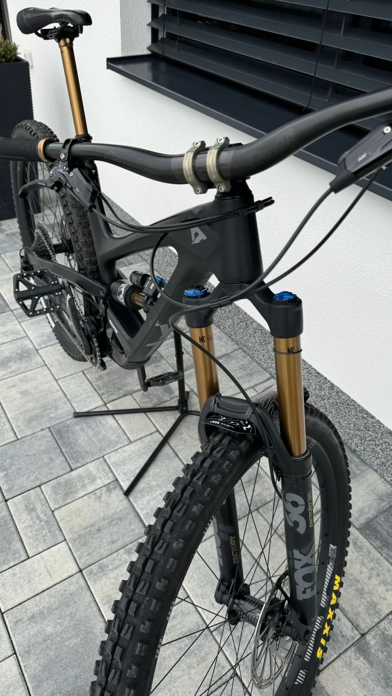 YT Capra Pro Race Black Magic L 2020